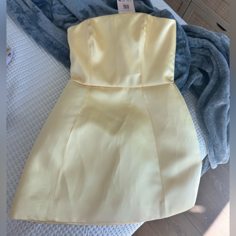 Oh Polly Haisley Strapless Mini Dress in Pale Yellow - Picture 4 of 4